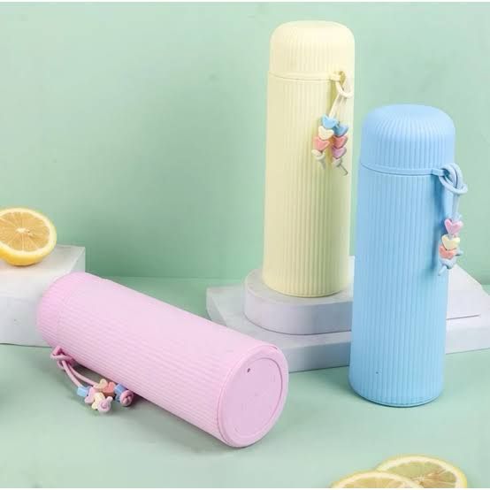 Stylish 400ml Glass Water Bottle
Elegant Design with Protective Plastic Shell and a Charming Beaded Silicone Strip with beats on the Cap